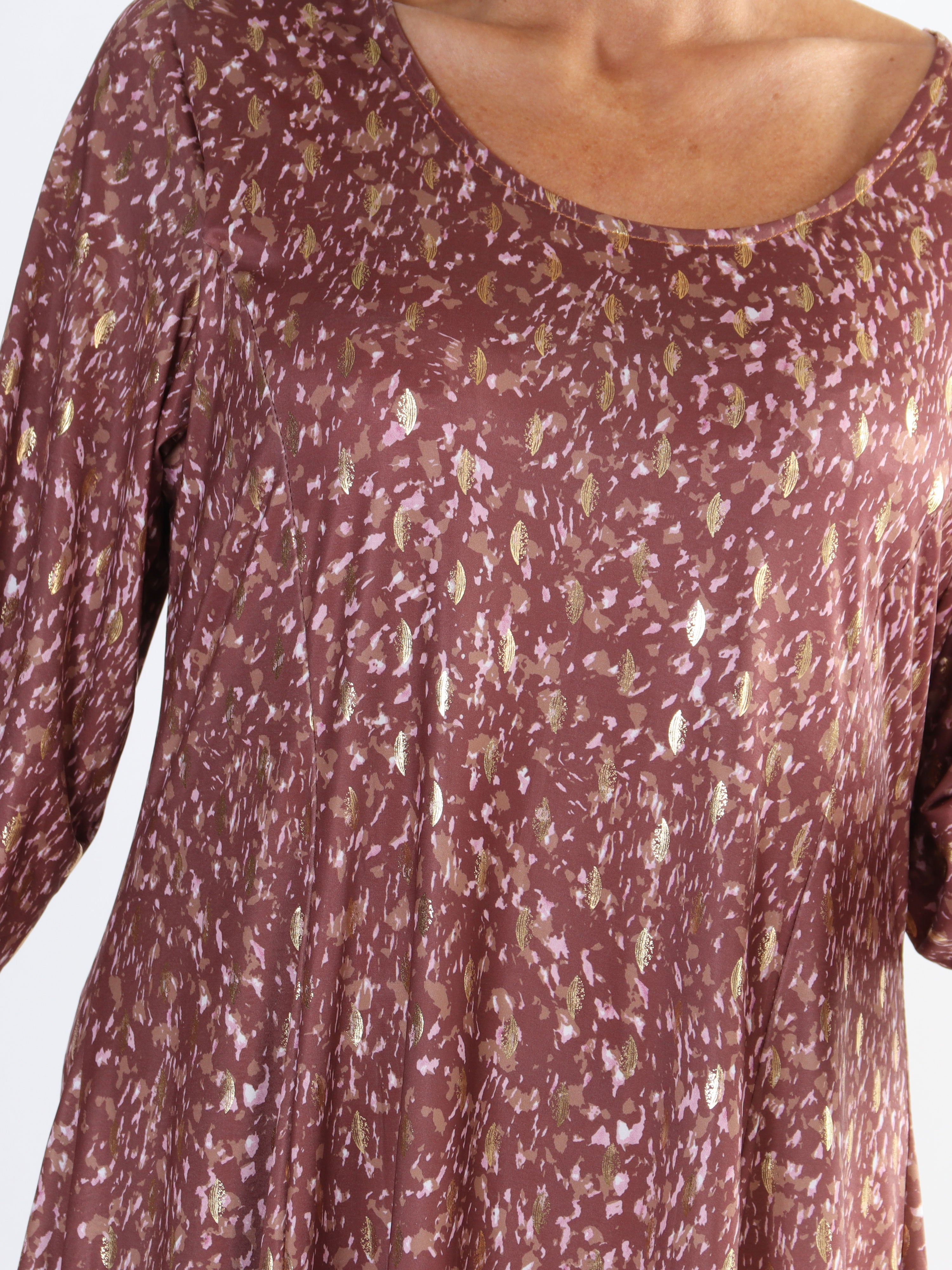 Maj Pattern L/S - Elastisk plus size kjole i print med gulddetaljer